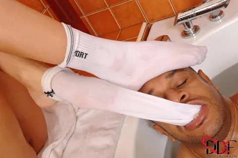 Erica Fontes: Tall Blonde Performs a Footjob for a Black Man – photo 13 of 21