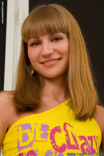 Blonde Peels Off Her Jeans and Rides a Long Dildo