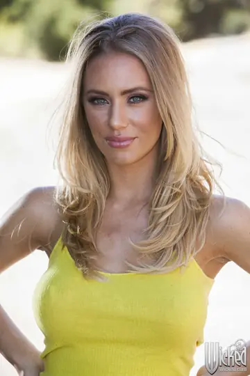 Nicole Aniston – Petite Blonde MILF with Enhanced Tits Gets Fucked Outdoors