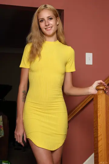 Mazzy Grace – Tall Blonde Masturbates with a Dildo in High Heels