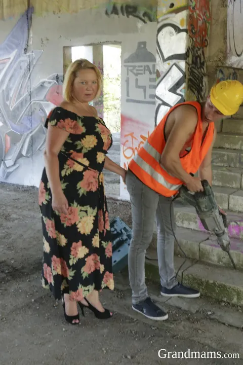 Mature Chubby Woman Fucks a Skinny Construction Worker Outdoors – photo 3 of 20