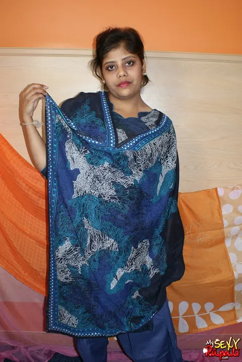 Indian BBW Pulls Aside Her Thong and Bares Her Breasts – photo 3 of 15