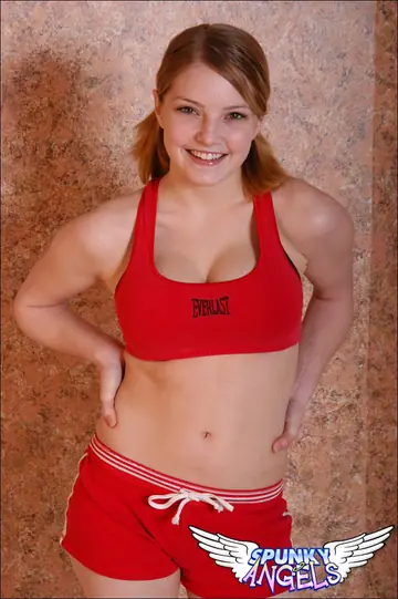 Cute Chloe – Blonde with Big Natural Tits Does Splits in Shorts
