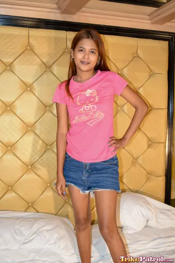 Thick Filipina Poses Nude and Shows Off Her Big Ass