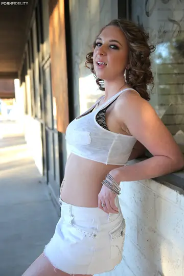 Brooke Wylde – Busty Curly Brunette Sucks and Fucks Outdoors in a Threesome
