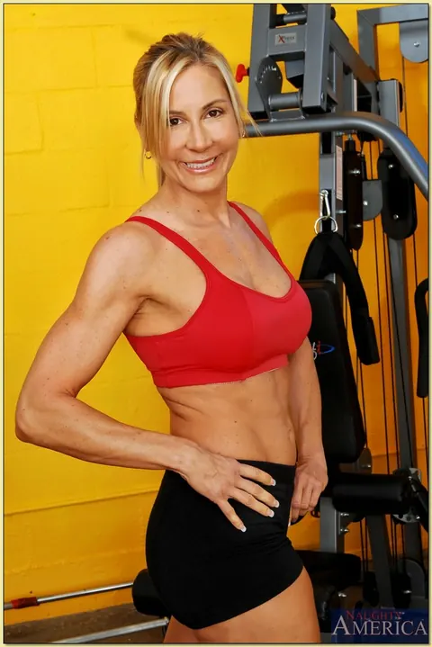 Kelly Estelle: Tall Blonde MILF Undresses and Sucks Her Trainer – photo 1 of 21
