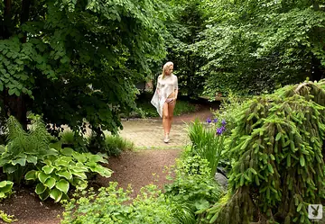 Shawn Hektor – Blonde MILF Strips Nude and Spreads in the Forest