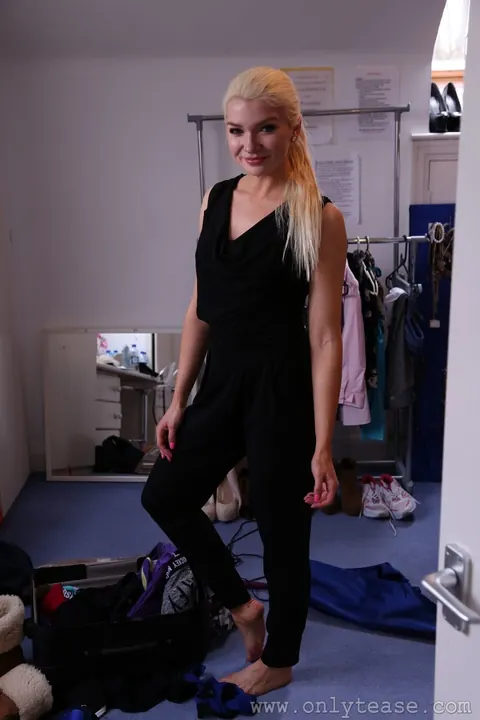 Zoey King: Blonde Model Poses in High Heels and Skirt – photo 3 of 20