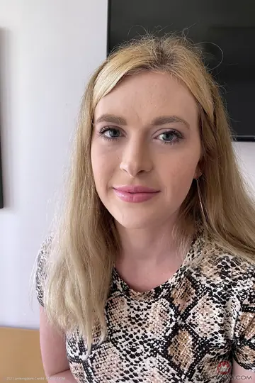 Lindsay Lee – Thick Blonde Pulls Panties Aside and Spreads Her Shaved Pussy