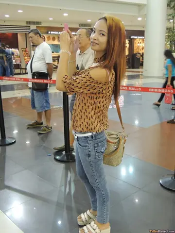 Filipina Hooks Up with a Guy After a Mall Pickup