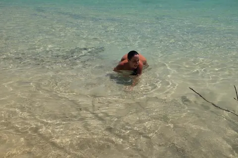 MILF Spreads Her Shaved Pussy Wide on the Beach – photo 7 of 15