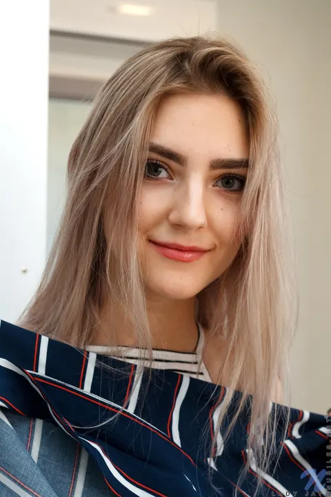 Eva Elfie: Russian Blonde with Big Natural Tits Spreads Her Pussy in Socks – photo 3 of 20