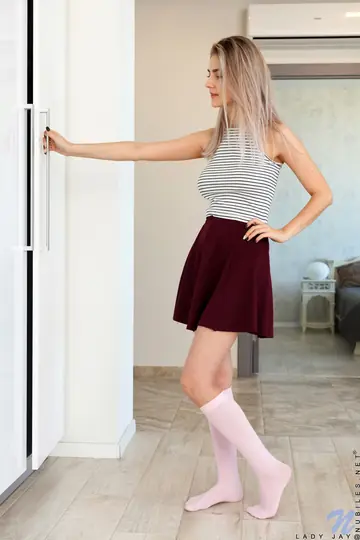 Eva Elfie – Russian Blonde with Big Natural Tits Spreads Her Pussy in Socks