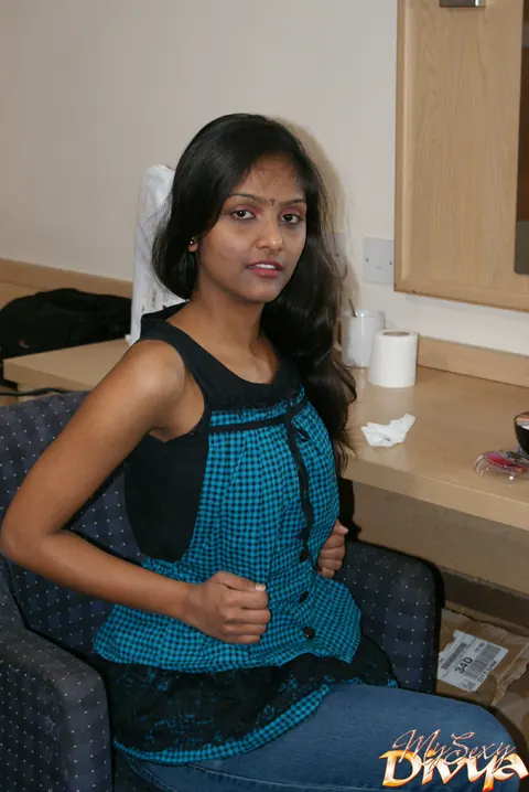 Indian Amateur Shows Her Natural Tits on a Chair – photo 2 of 12