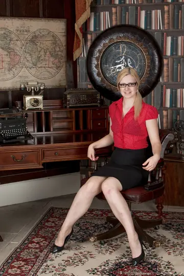 Jessi Green – British Blonde in Glasses Strips Off Her Lingerie and Spreads Her Hairy Pussy