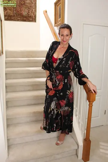 Genevieve Crest – Mature European Brunette Fingers Her Pussy on the Stairs