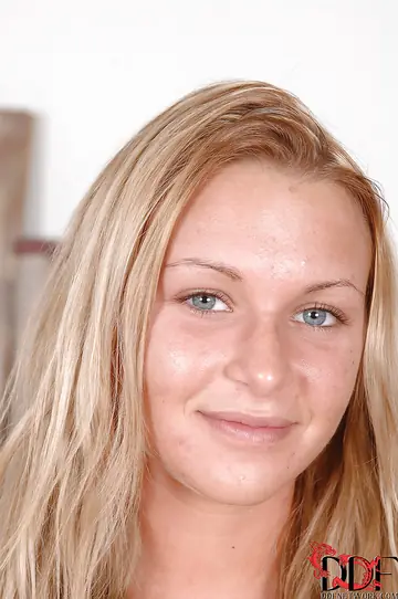 Amanda Blake – Blonde with Small Natural Tits and Tattoo Spreads Her Pussy in Close-Up