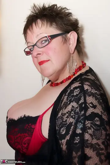 Mature BBW in Lingerie and Glasses Fucks Herself with a Dildo