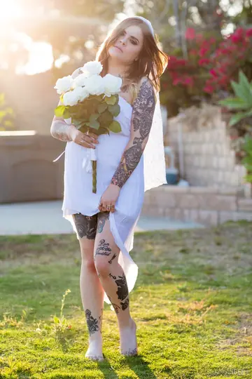Farrah paws – Brunette Bride Shows Her Big Tits and Spreads Outdoors