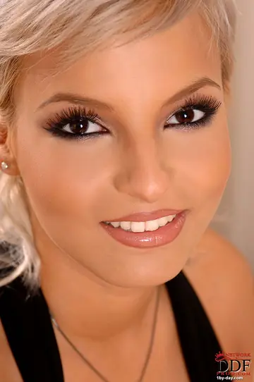 Eve Smile – Busty Thick Blonde Fingers Her Shaved Pussy