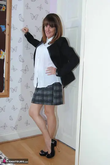 Pandora Sparrow – Mature British Brunette Strips Out of Her Skirt in the Bedroom