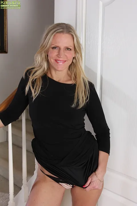 Thick Blonde MILF Bares All and Spreads Wide – photo 3 of 16