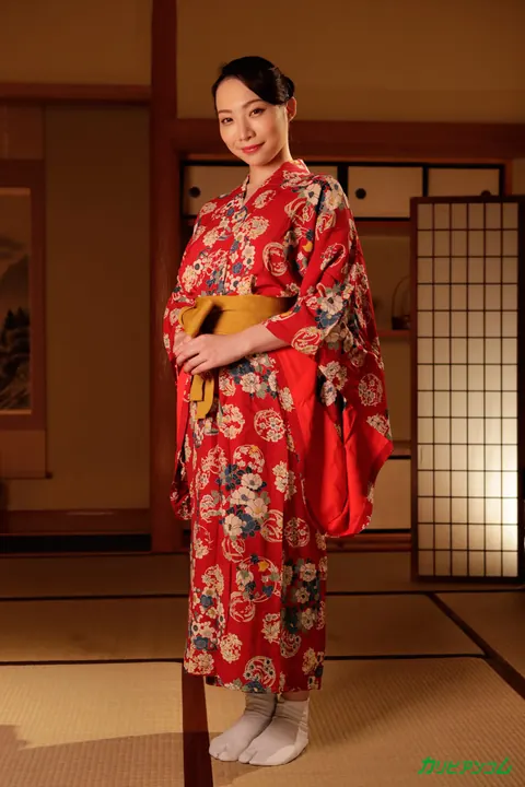 Petite Japanese Woman Poses Nude – photo 3 of 20