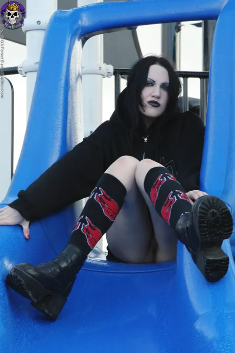 Brunette Latina MILF Spreads Wide on a Playground – photo 11 of 15