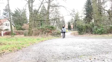 Cynthia Vellons – Czech MILF Pulls Down Her Leggings and Spreads Outdoors