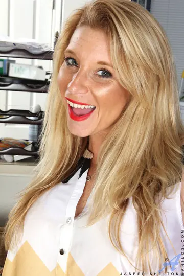 Jasper Shelton – Petite Blonde MILF Undresses and Shows Off Her Body