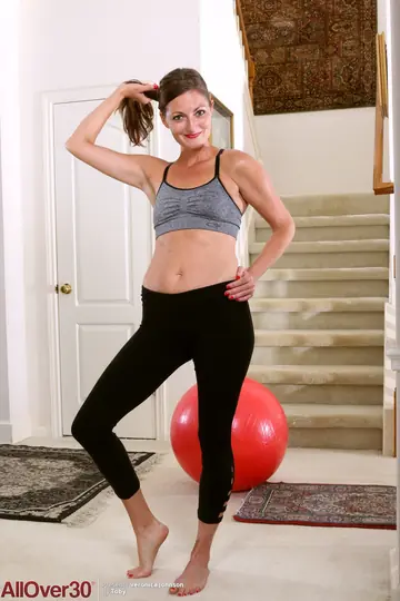 Veronica Johnson – Thick Mature Brunette Strips Off Her Yoga Pants and Spreads Her Hairy Pussy