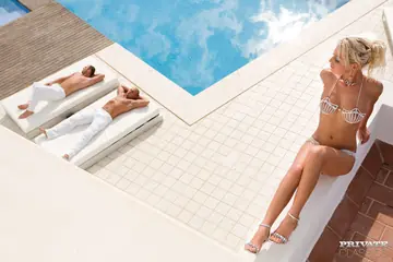 Florina Rose – Blonde Latina MILF Takes Double Penetration Poolside