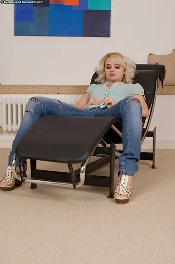 Natalie Steel – Amateur Blonde Strips Out of Her Jeans and Spreads Her Legs