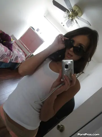 Katie Jordin – Brunette MILF in Glasses Shows Off Her Ass in a Mirror Selfie