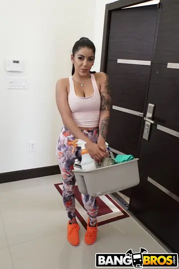 Mia Martinez – Petite Tattooed Latina in Yoga Pants Kisses Her Man