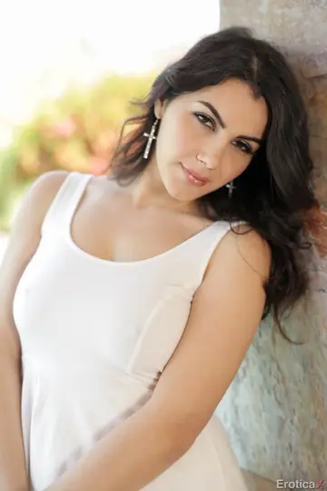Valentina Nappi – Busty Tall Brunette Joins Couple for Kitchen Threesome