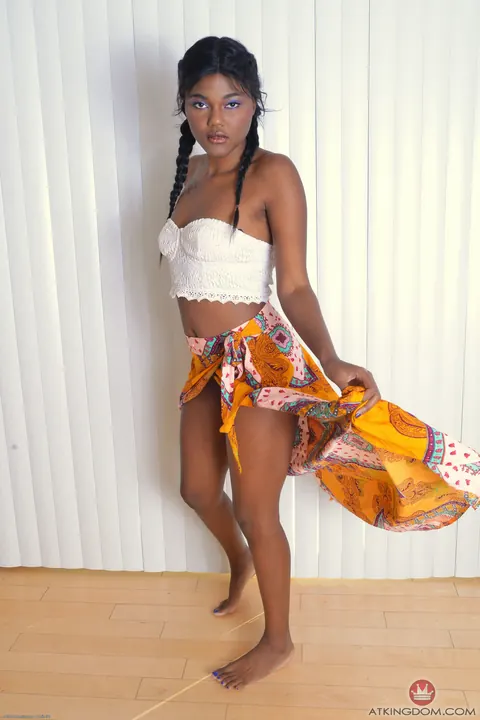 Yara Skye: Slim Ebony Brunette Bares Her Shaved Pussy – photo 2 of 20