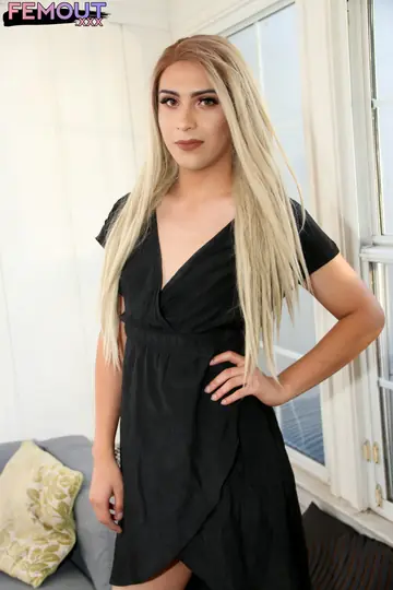 Blonde Trans Woman Kisses and Fucks Her Male Partner