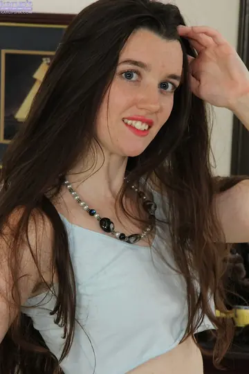 Gabby Smith – Brunette Amateur Spreads Her Legs and Shows Her Trimmed Pussy