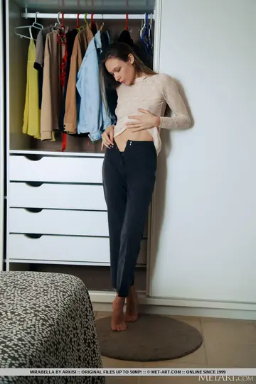 Tall Woman Strips Out of Her Jeans and Spreads Her Shaved Pussy in the Bedroom