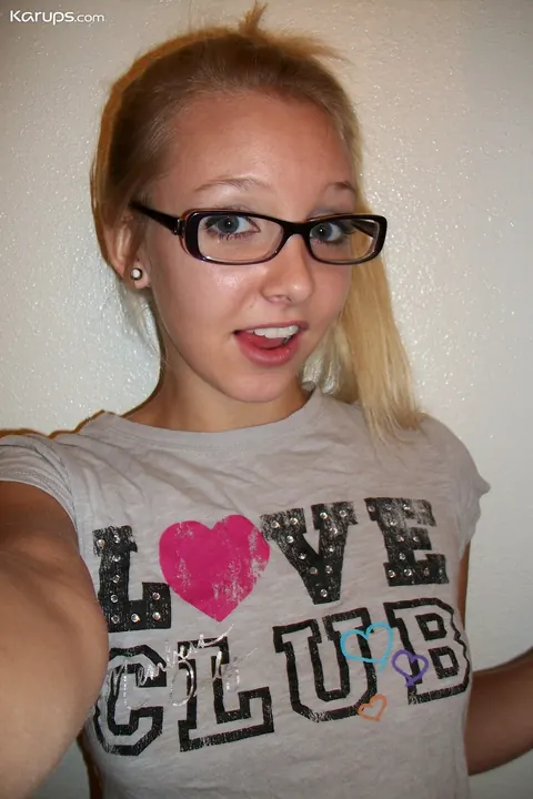 Blonde in Glasses Takes Selfies in a Bikini – photo 2 of 20