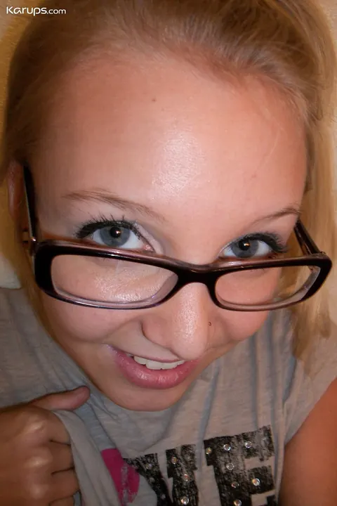 Blonde in Glasses Takes Selfies in a Bikini – photo 9 of 20