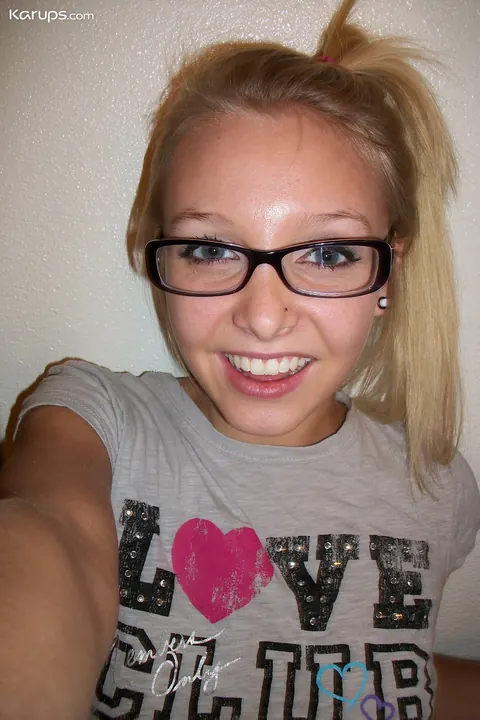 Blonde in Glasses Takes Selfies in a Bikini – photo 4 of 20