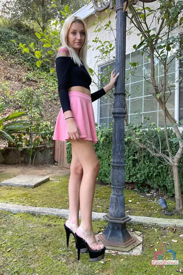 Lindsey Lane – Petite Blonde Amateur Lifts Her Skirt and Spreads Her Shaved Pussy Outdoors