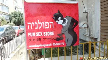 Asian Amateur Spreads Her Pussy Before Sex