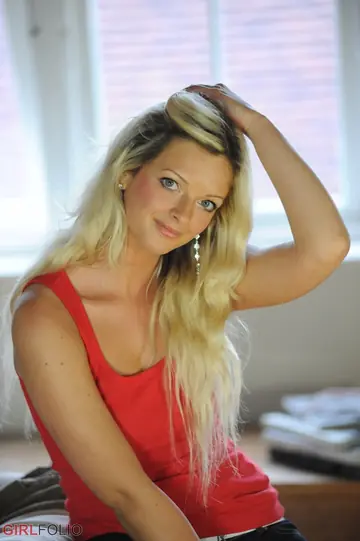 Zuzana Drabinova – Tall Blonde Strips Out of Her Jeans on a Wooden Trunk