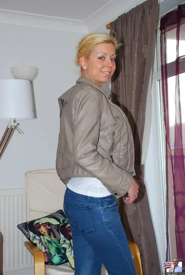 christine love – British Amateur in Casting Undresses, Kisses Partner and Gets Fucked Hard