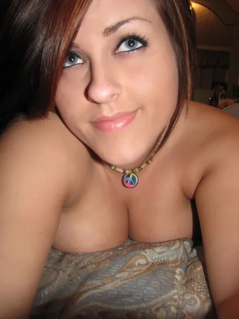 Roxy Belladonna: Brunette with Big Natural Tits Strips and Shows Off in Selfies – photo 5 of 20