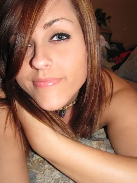 Roxy Belladonna: Brunette with Big Natural Tits Strips and Shows Off in Selfies – photo 14 of 20