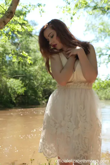 Elizabeth Marxs – Redhead with Big Natural Tits Flashes Outdoors in a Skirt